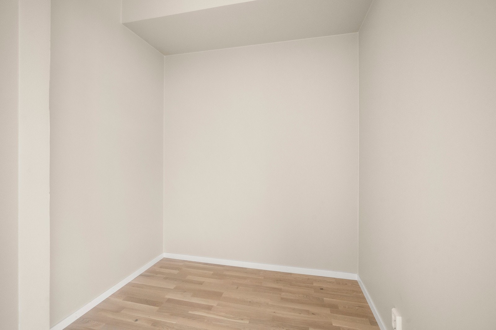 Egen garderobe tilknyttet entreen på ca. 4,2 kvm med praktisk oppbevaringsplass. Galleribilde