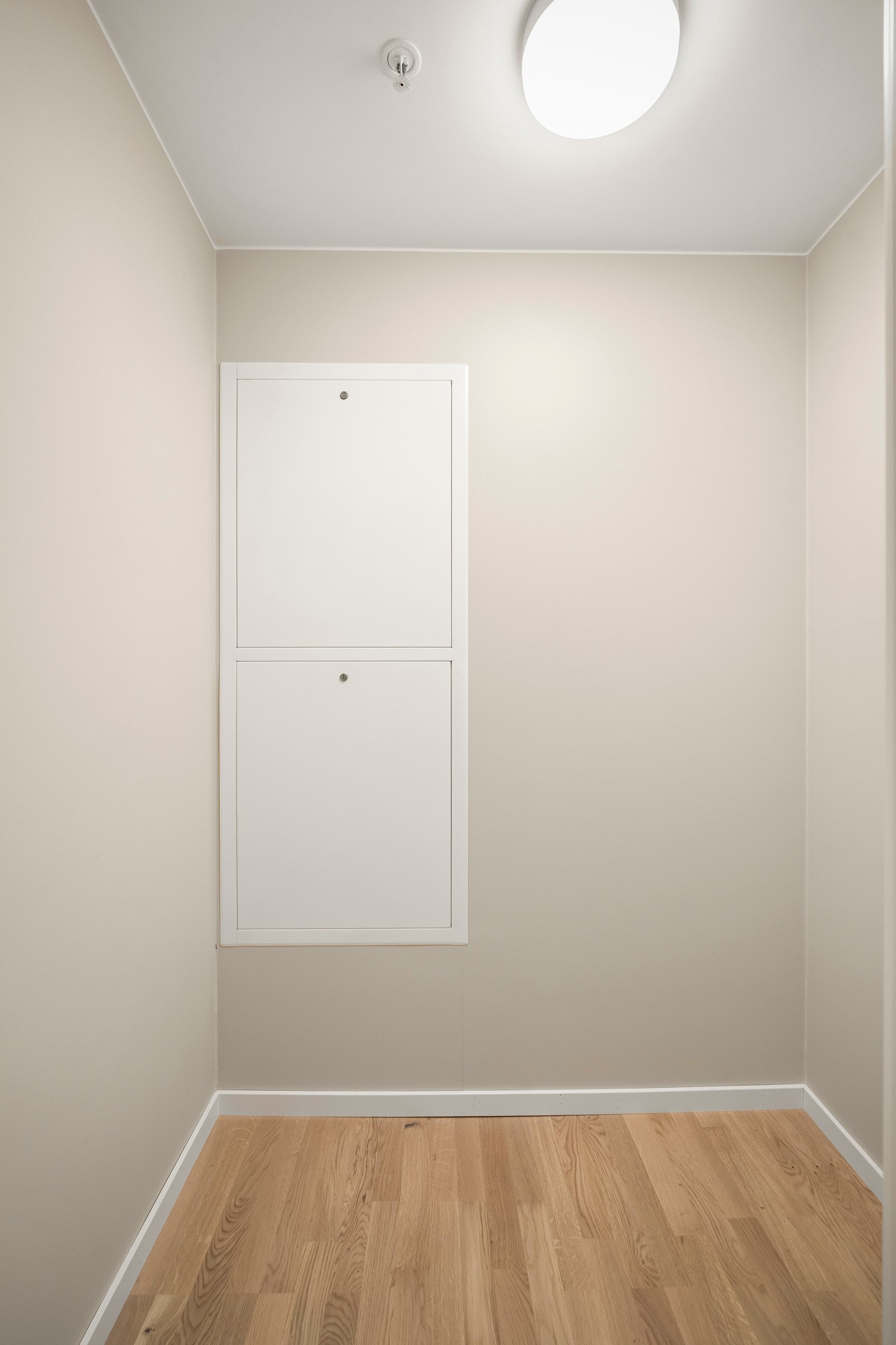 Leiligheten har gode lagringsmuligheter via intern bod/teknisk rom, garderobe i tilknytning til entre, samt ekstern sportsbod i kjeller på ca. 7 kvm. Galleribilde