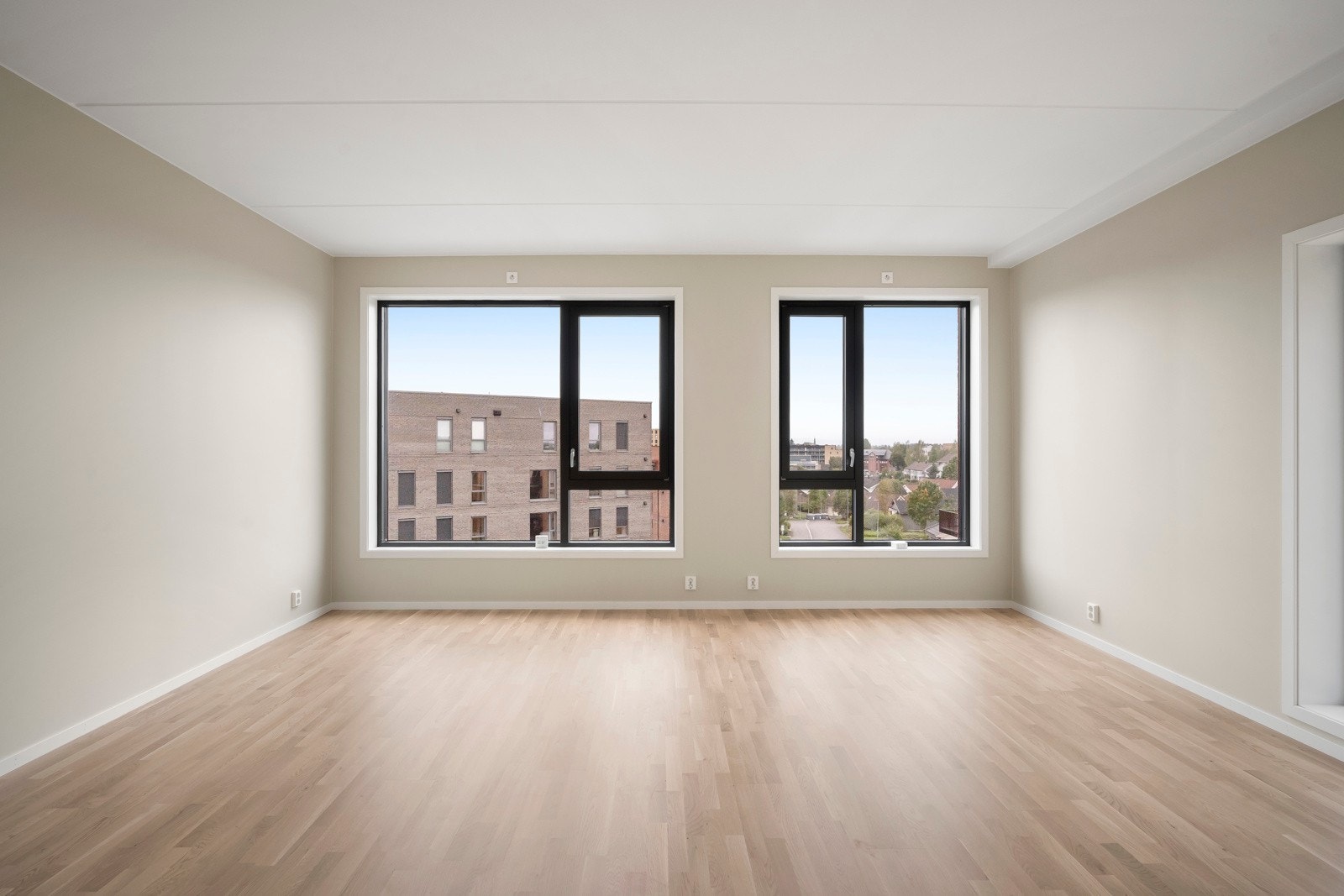 Enkelte av vinduene i stue/kjøkken har påkostet utvendig solskjerming for økt komfort og fleksibel lysstyring. Vegger er malt i NCS 1704-Y19R Space. Galleribilde