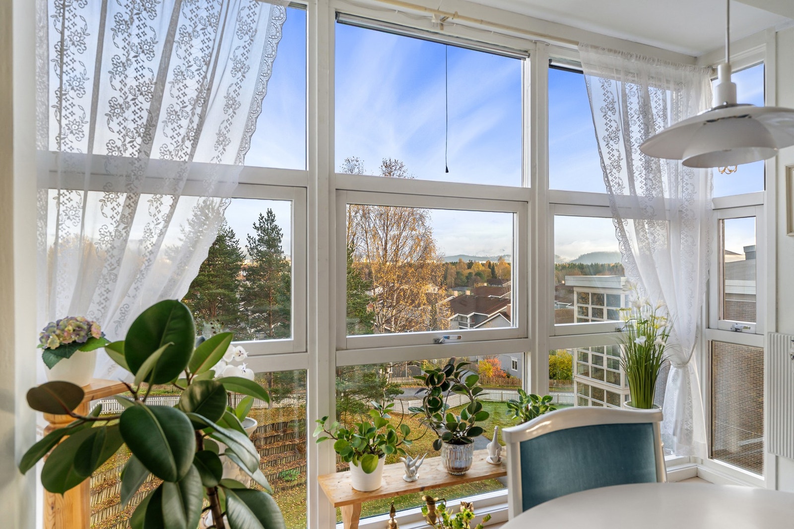 Fint utsyn fra kjøkkenet og spiseplassen. Galleribilde