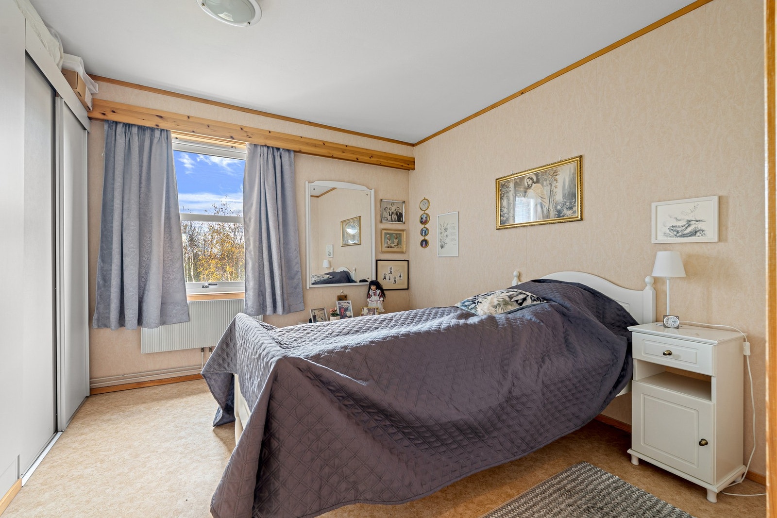 Stort og romslig soverom på 11,4 kvm. Det er montert praktisk skyvedørsgarderobe på rommet. Galleribilde