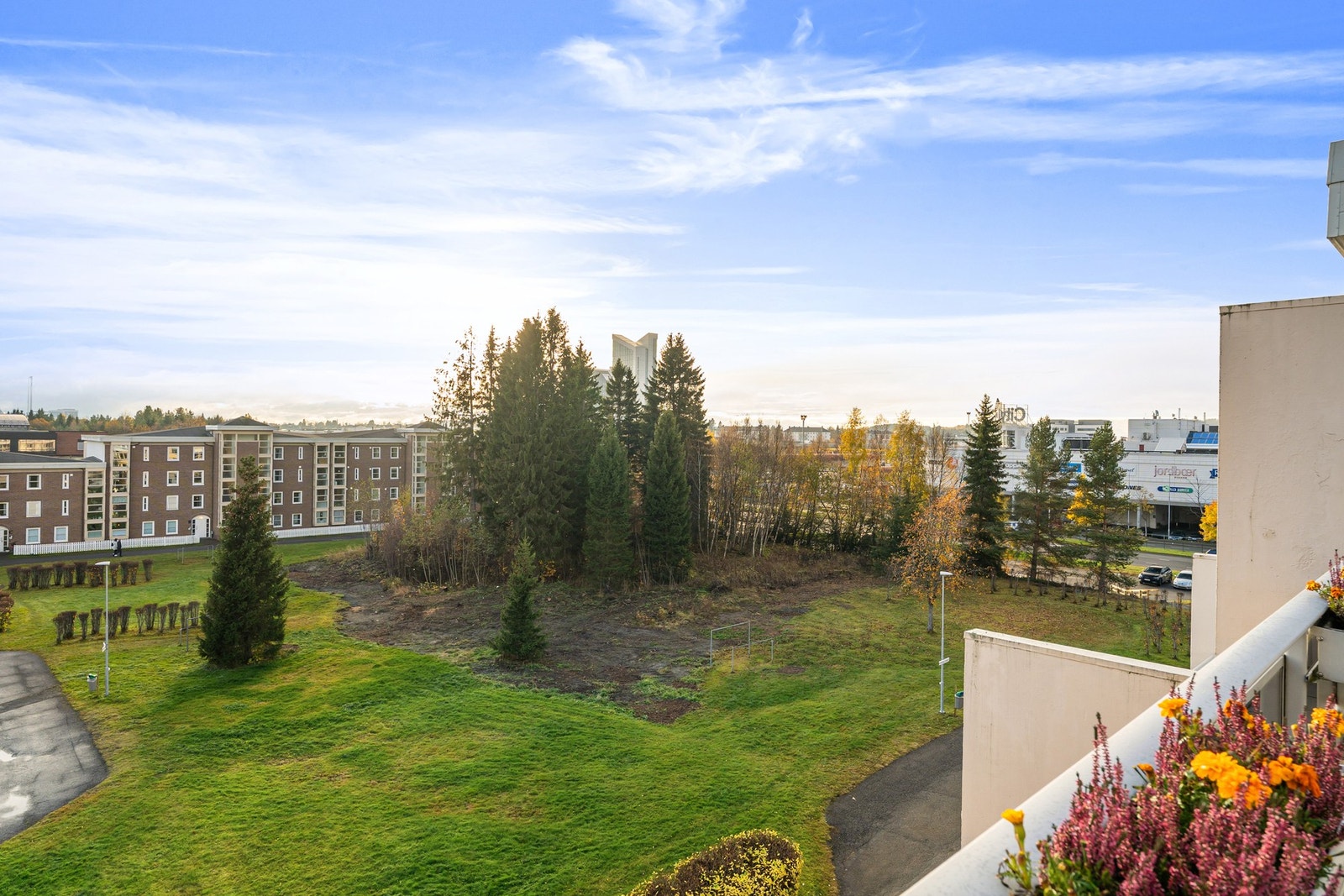 Fin beliggenhet med på Tiller, med nærhet til alle servicefunksjoner. Galleribilde