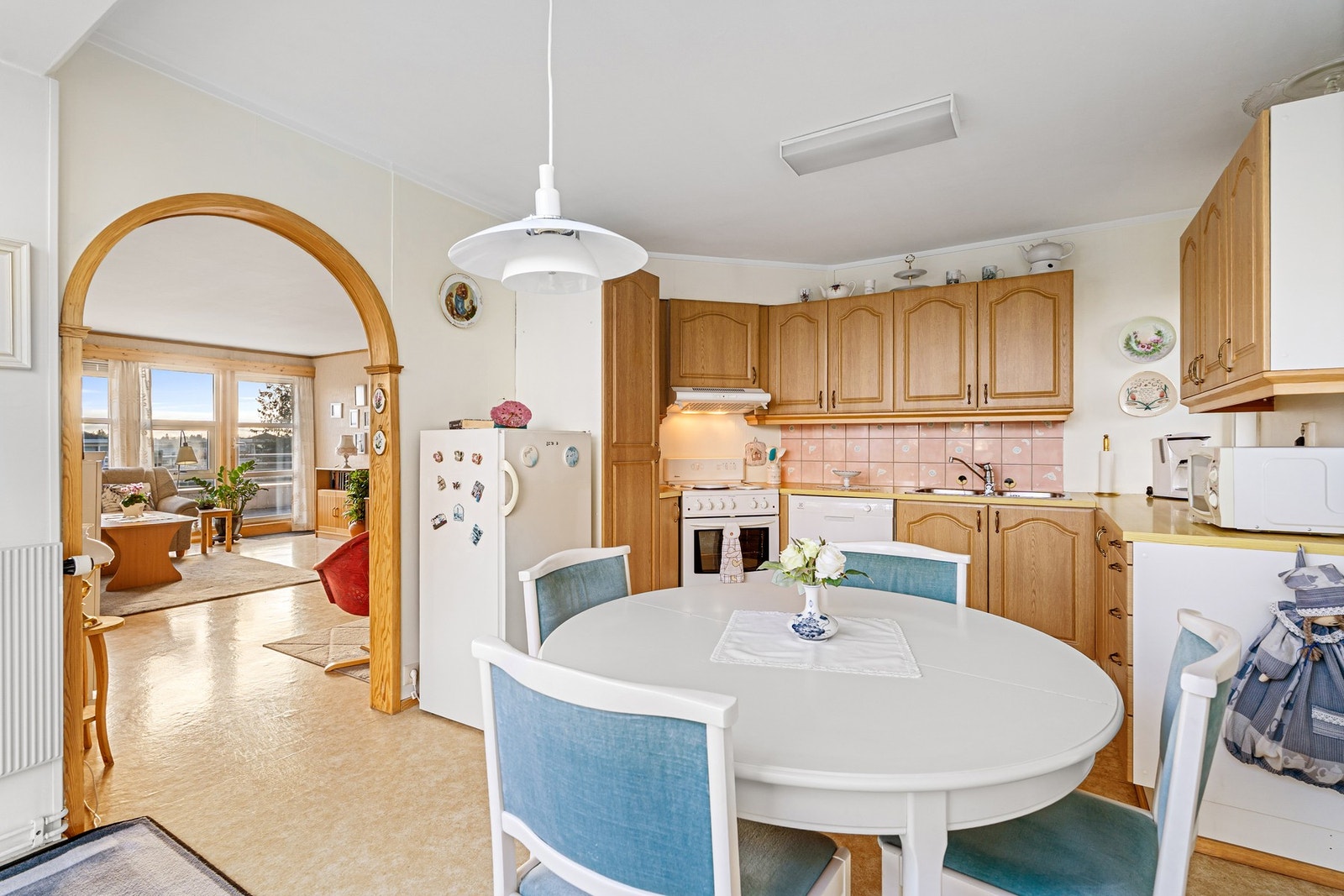 Adskilt kjøkken med mye skap- og benkeplass. Galleribilde