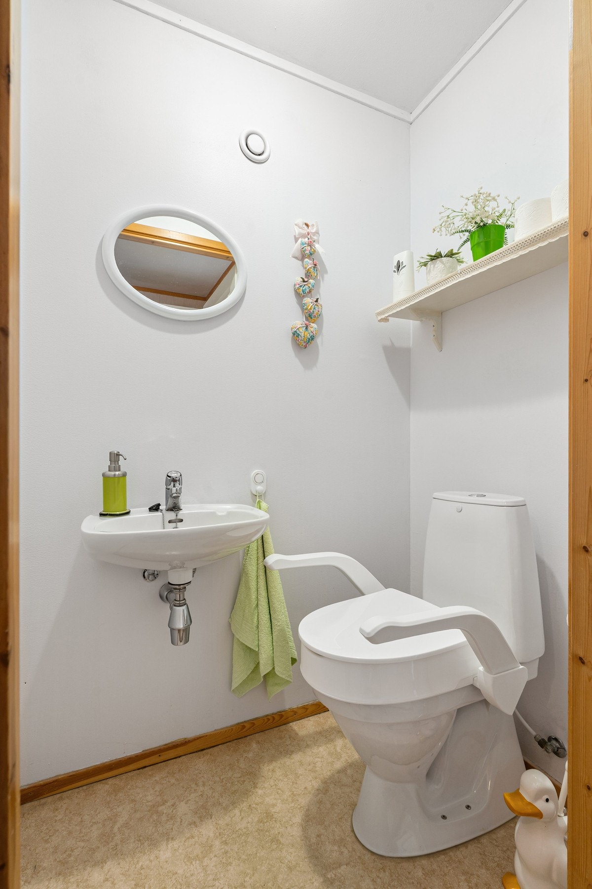 Eget praktisk toalettrom i tilknytning til badet og inngangspartiet. Galleribilde