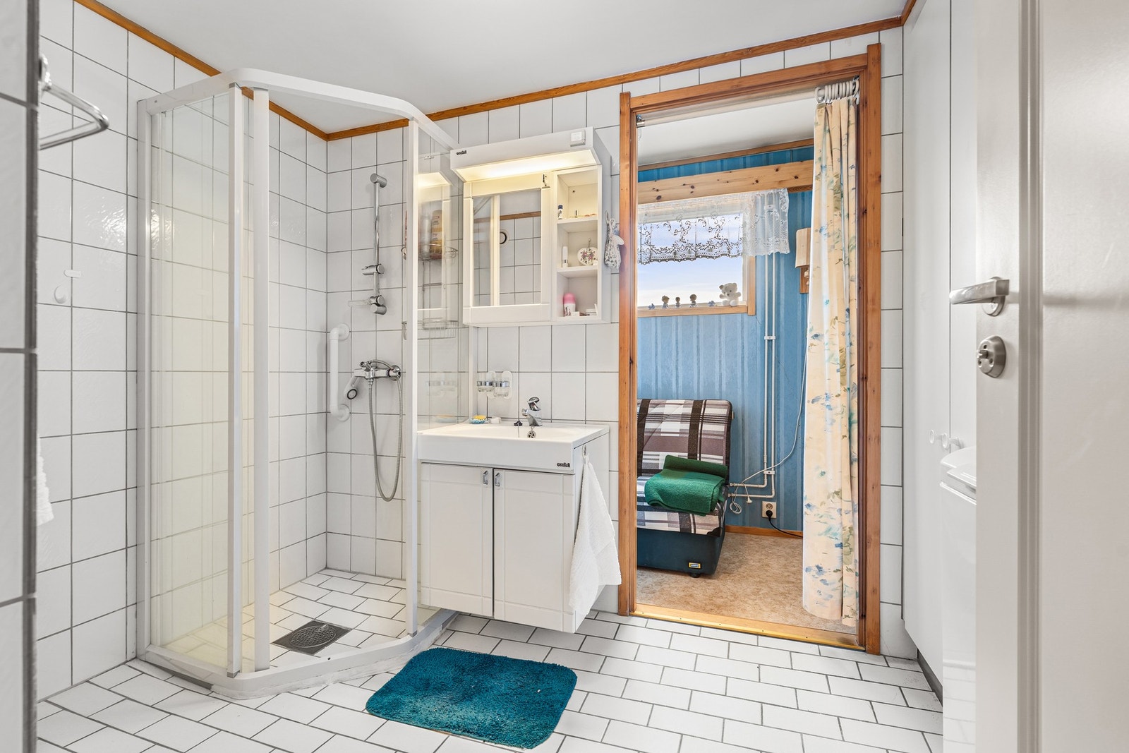 Lyst, flislagt bad på 6 kvm med opplegg for vaskemaskin. Galleribilde