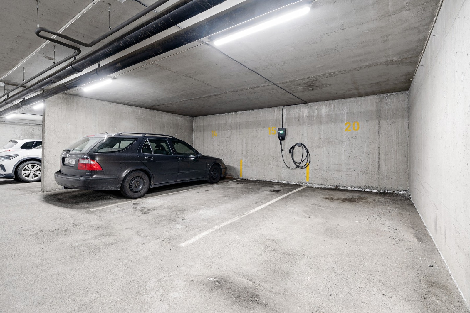 Leiligheten har egen parkeringsplass i felles garasjekjeller. Galleribilde