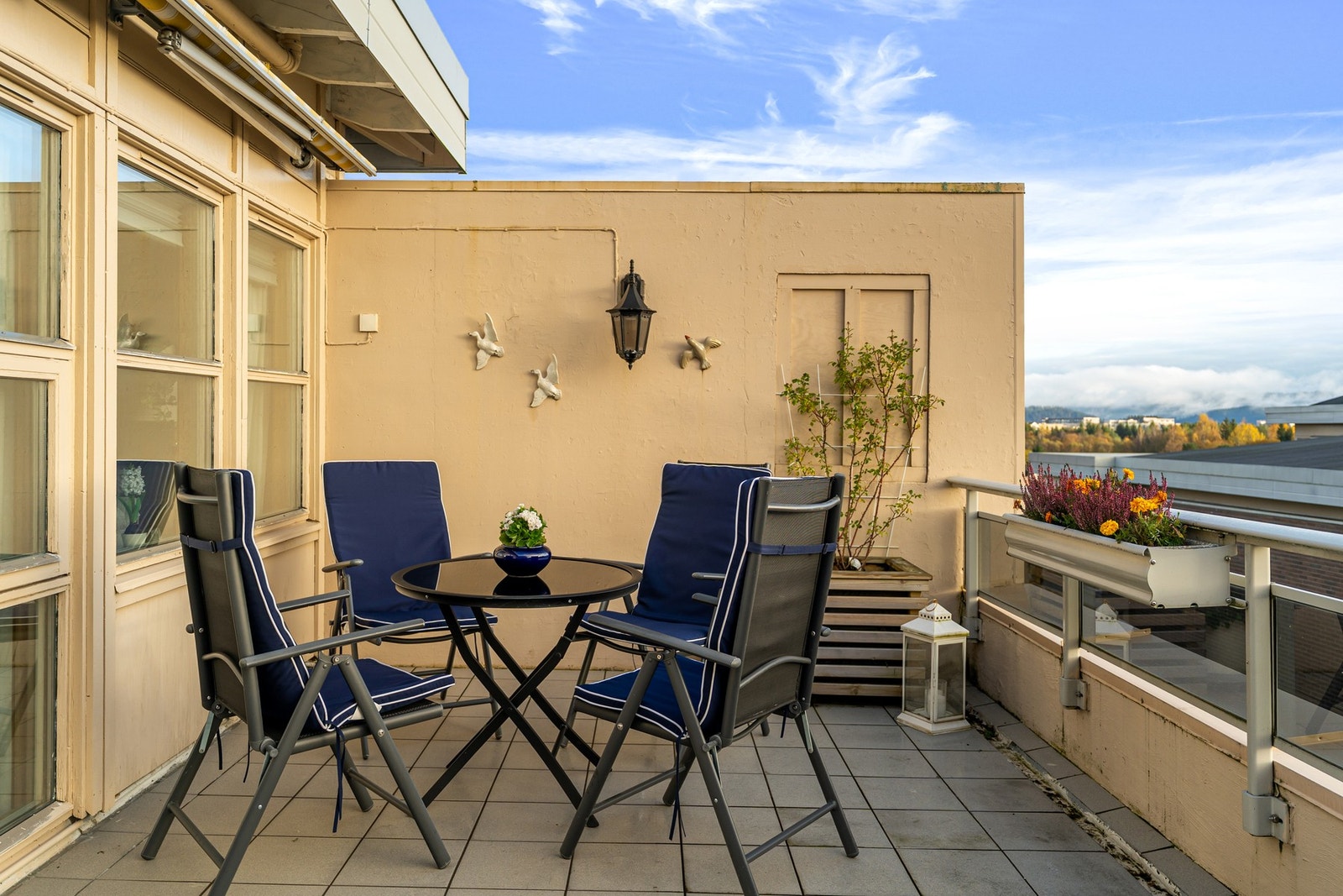 Her har man rikelig med plass til ønsker utemøblement. Galleribilde