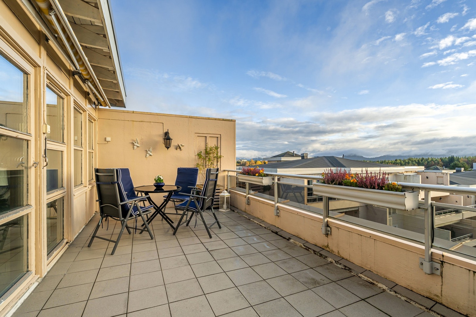 Stor og romslig sørvendt terrasse på hele 20 kvm. Galleribilde