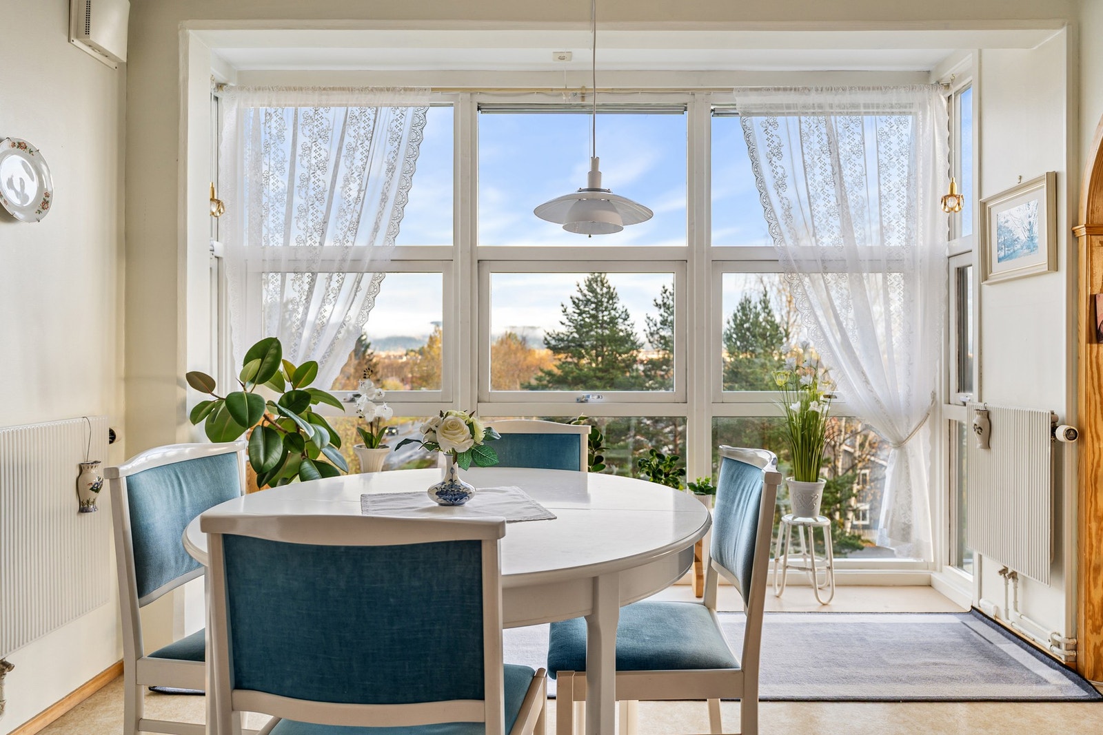 De store vindusflatene i leiligheten gir godt med naturlig lysinnslipp. Galleribilde