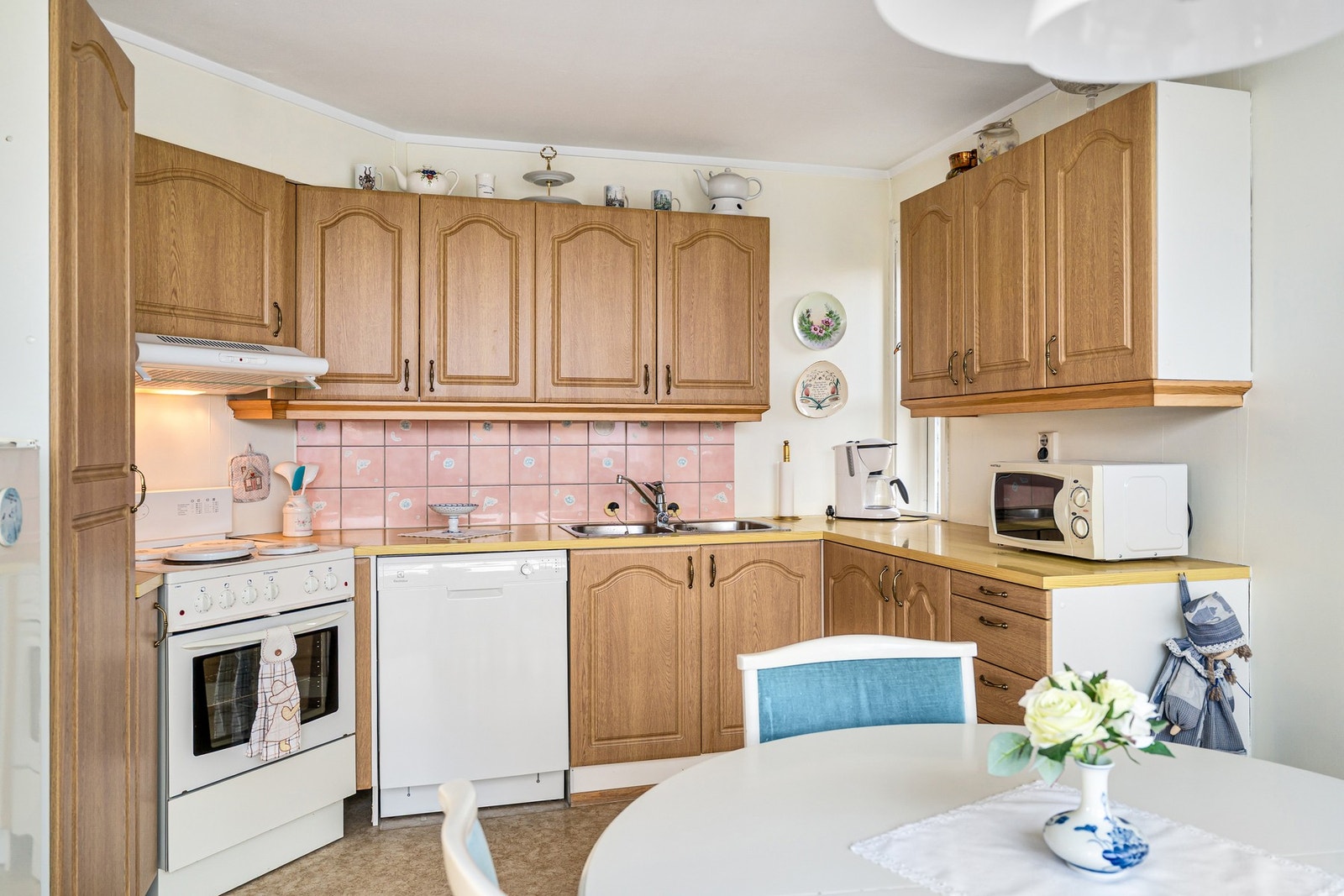 Kjøkkenet er på hele 14 kvm og skaper en hyggelig sone. Galleribilde