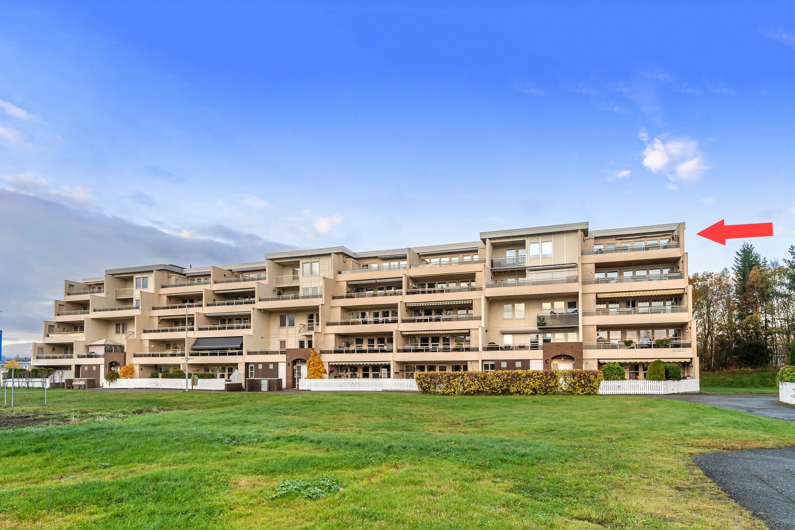 Flott toppleilighet med endebeliggenhet i et attraktiv sameie. Galleribilde