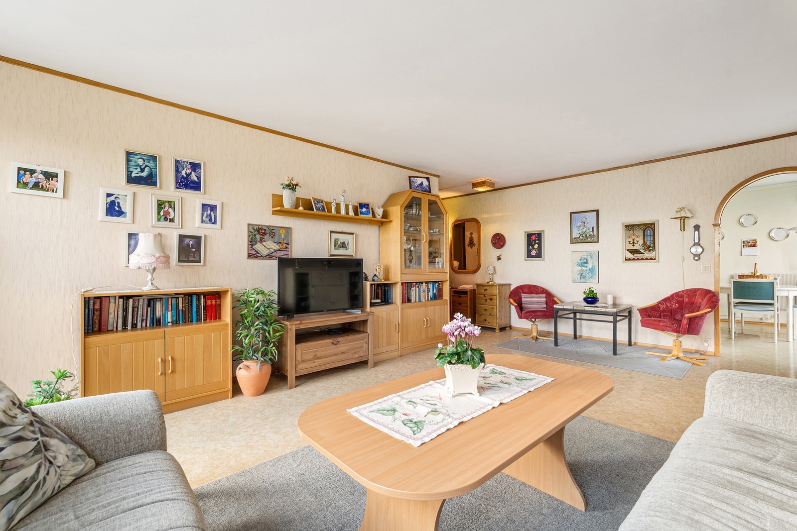 Romslig stue med ulike soner for møbleringsmuligheter. Galleribilde