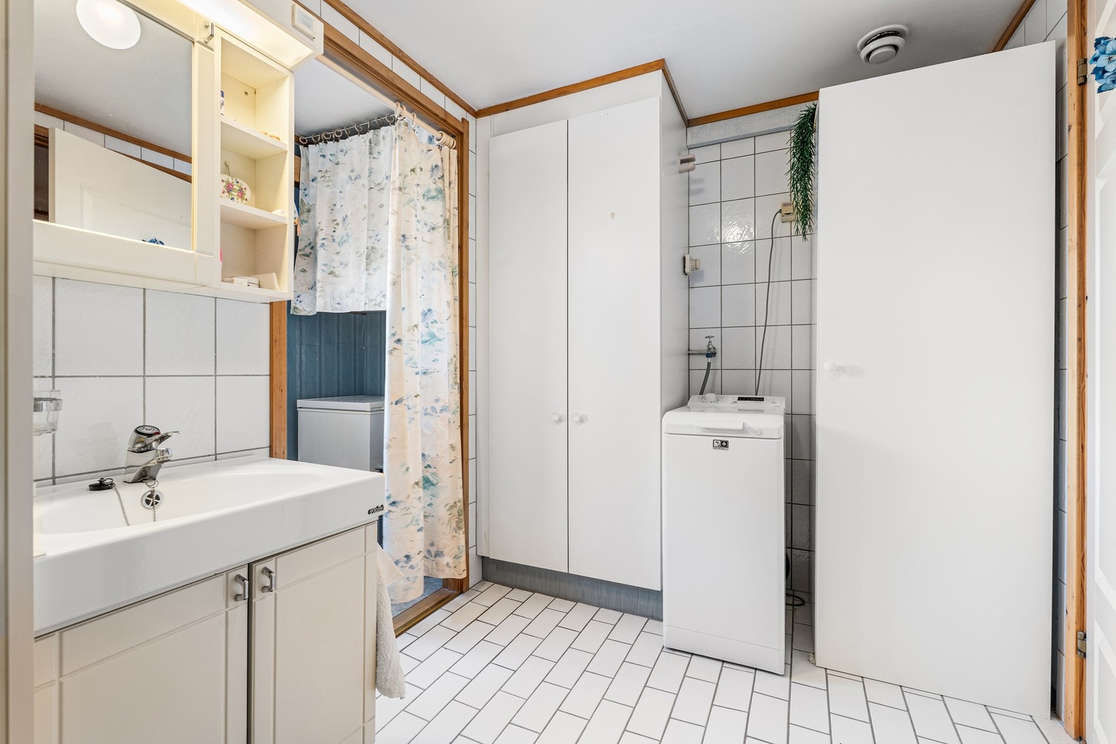 Det er godt med oppbevaringsplass i skapene på badet. Galleribilde