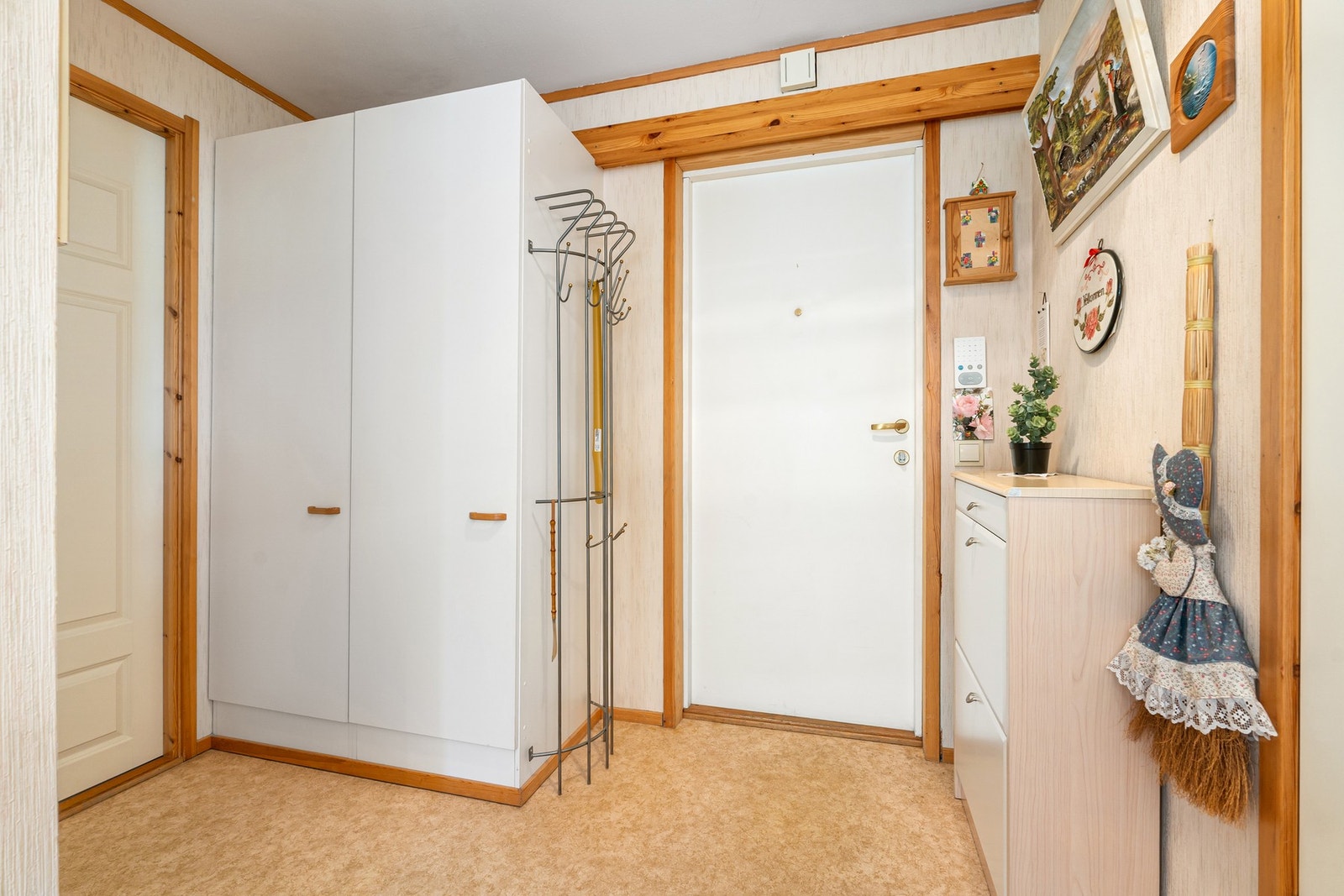 Rikelig med plass for oppbevaring av sko og yttertøy. Galleribilde