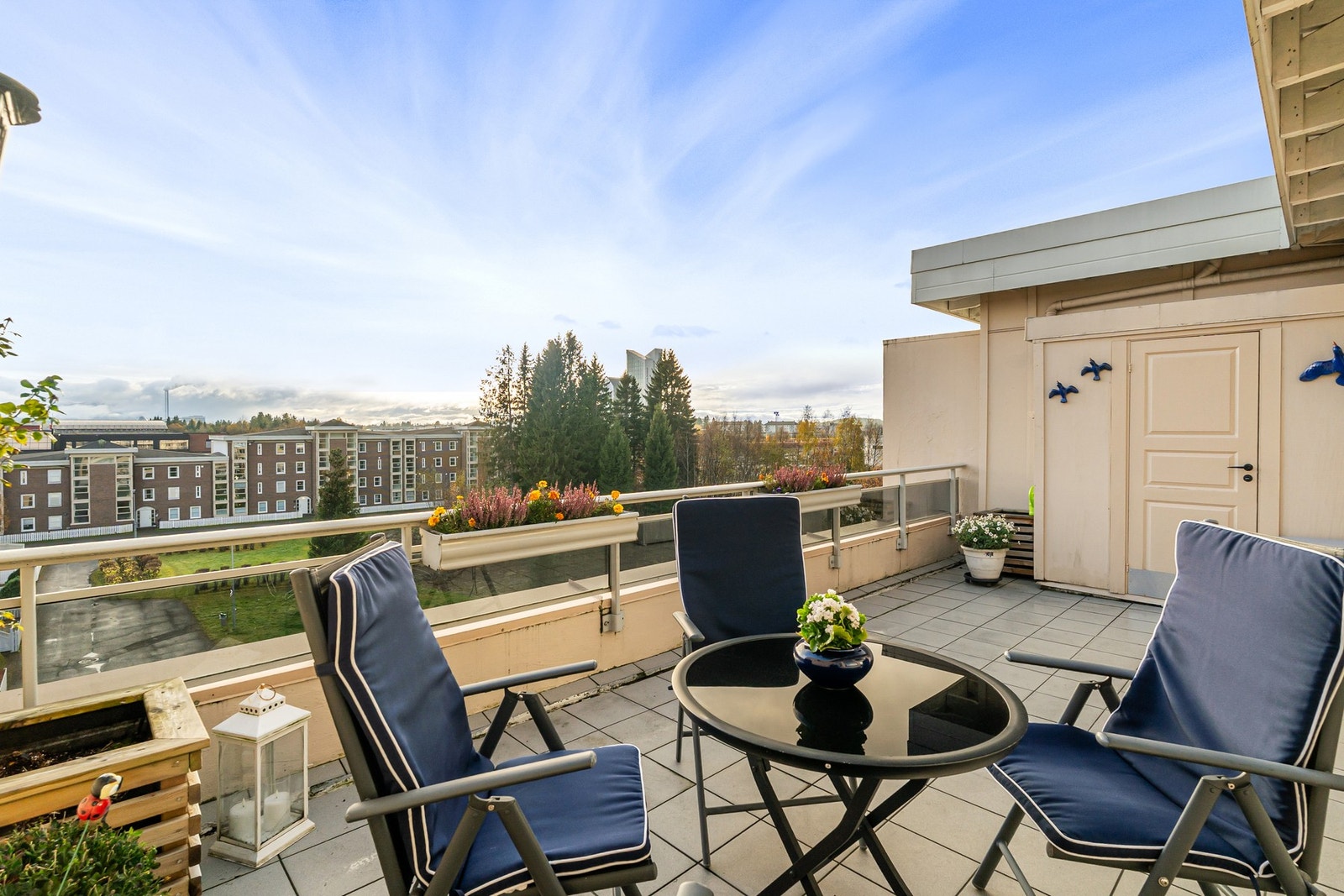 Man har en praktisk bod på terrassen. Galleribilde