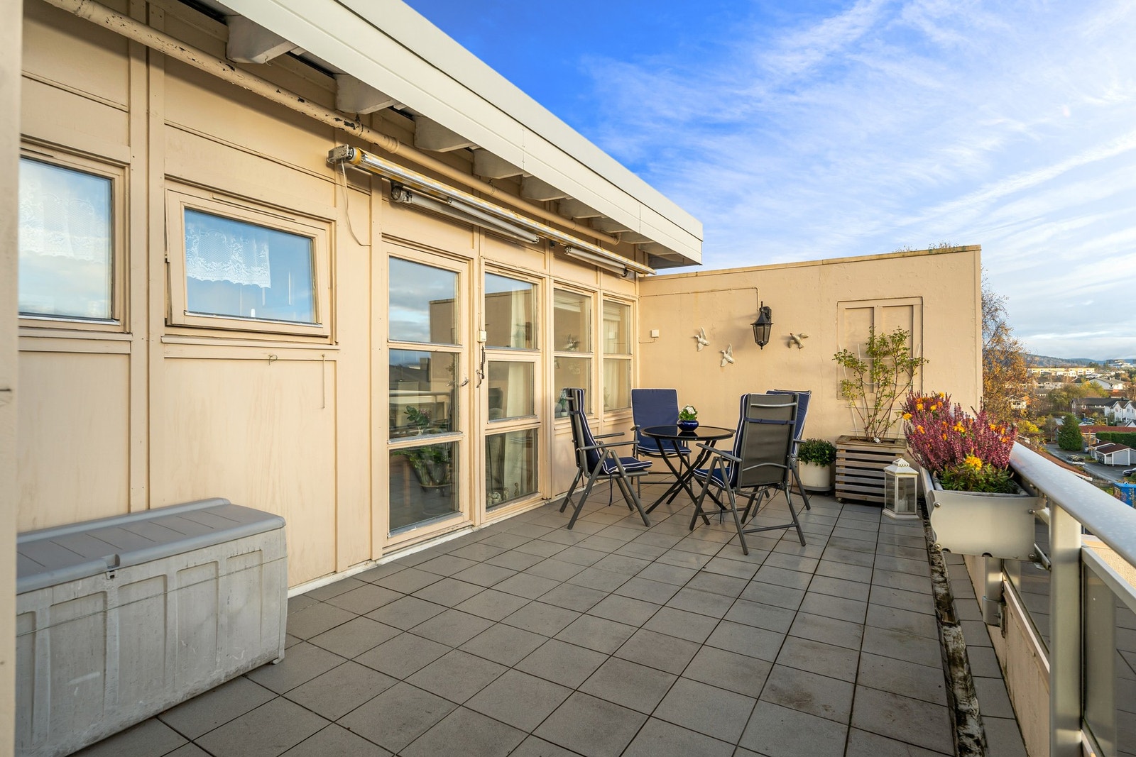 Fra stua har man tilgang til romslig terrasse. Galleribilde