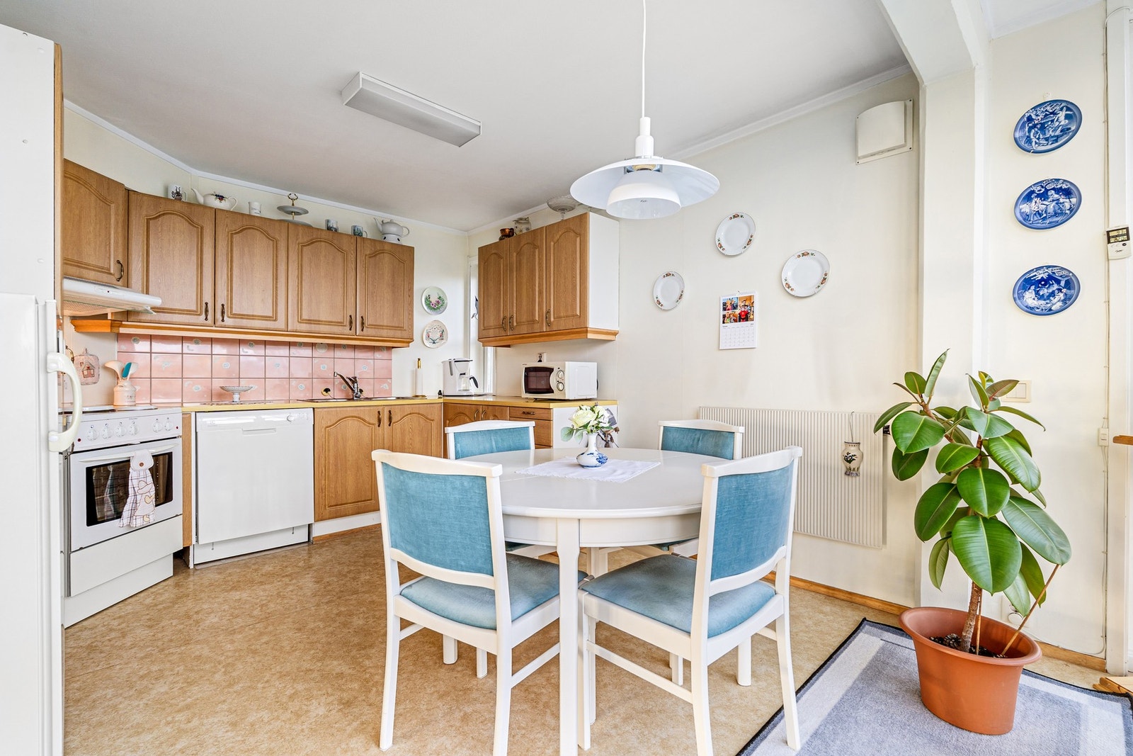 Hyggelig spisestue i forbindelse med kjøkkenet. Galleribilde