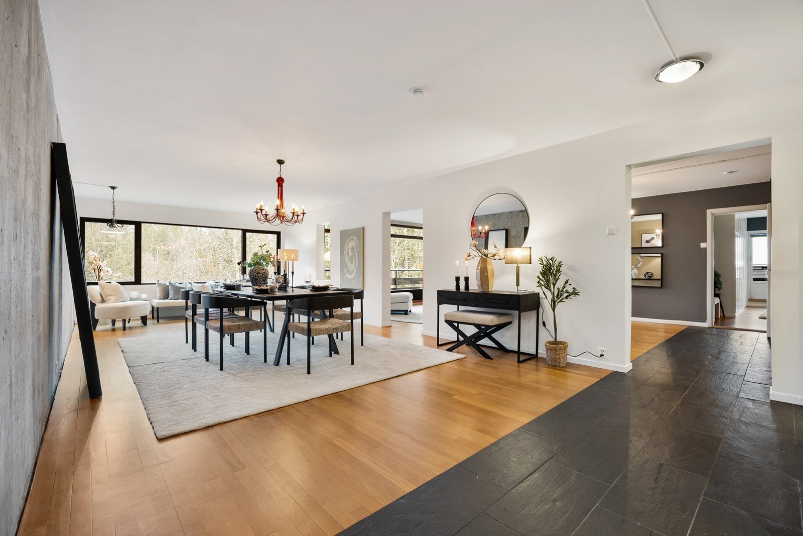 Til kjøkkenet ligger stor spisestue Galleribilde