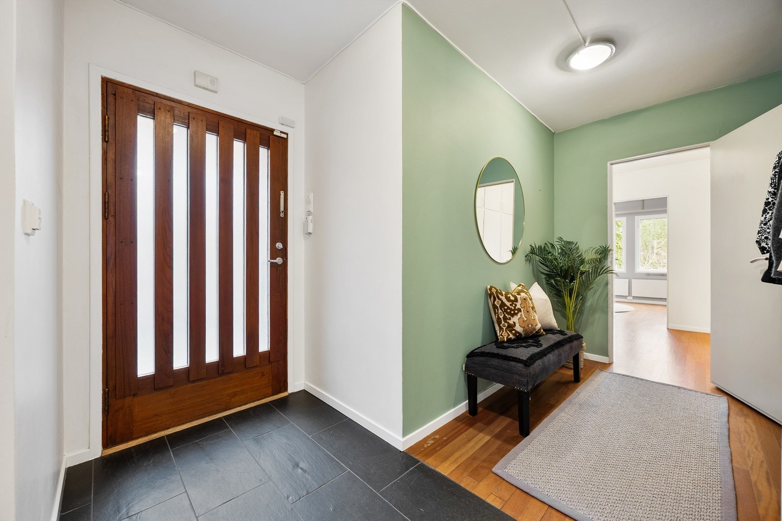 Fra hall er det adkomst til 2 soverom og kjøkken. Galleribilde