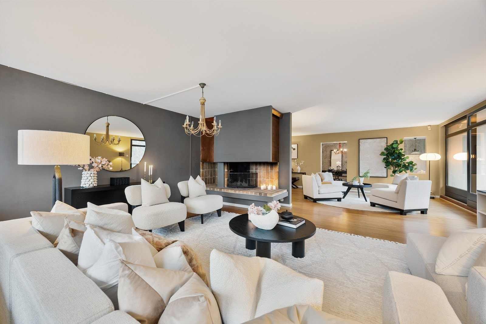 Leilighet med store stuer, peis og masse plass! Galleribilde