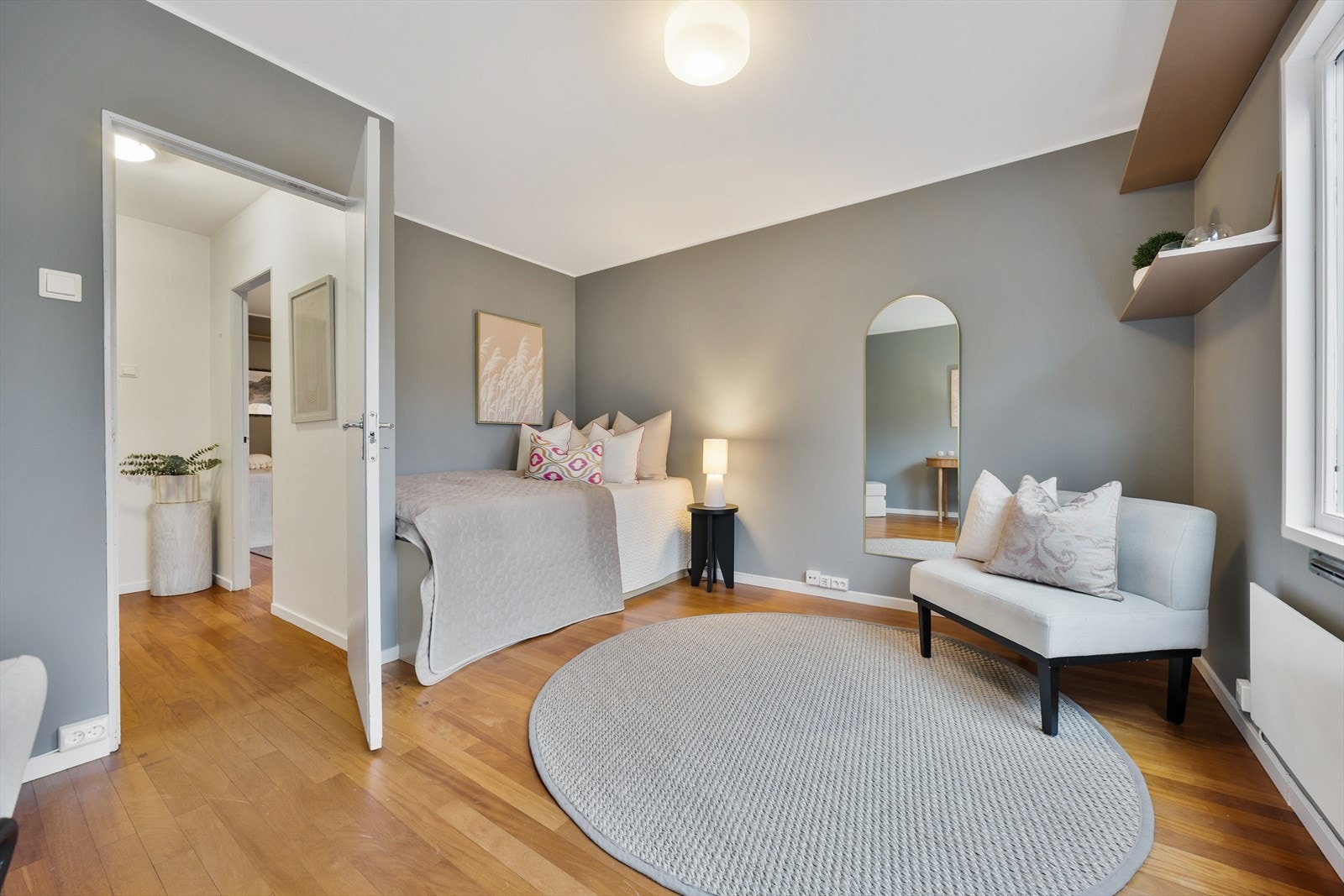 Soverom 2 - romslig soverom med god plass til dobbeltseng Galleribilde