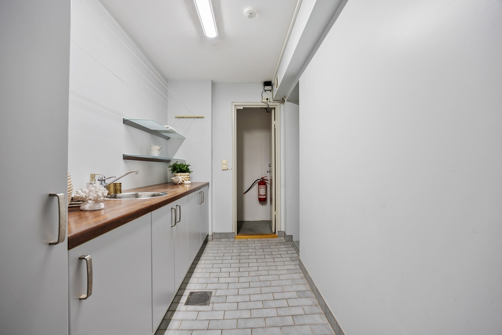 Vaskerom med intern adkomst til hybel/trimrom/hjemmekontor Galleribilde