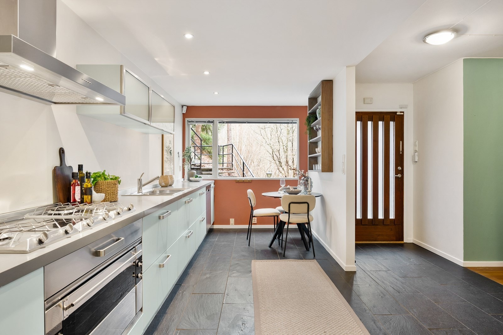 Stort lekkert kjøkken med spiseplass Galleribilde