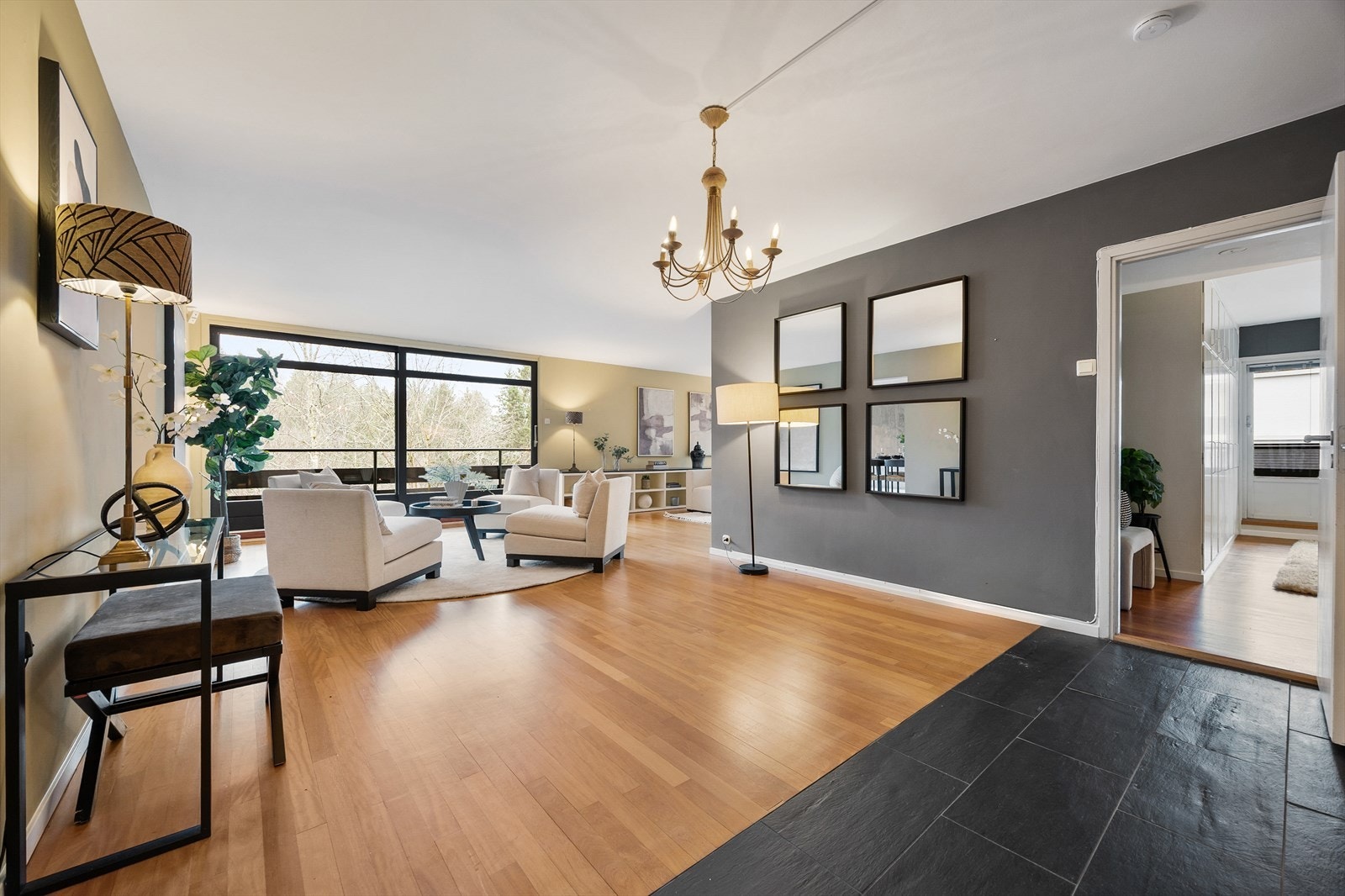 "Mellomstue" - kan også være spisestue - adkomst til hovedsoverom med eget bad Galleribilde