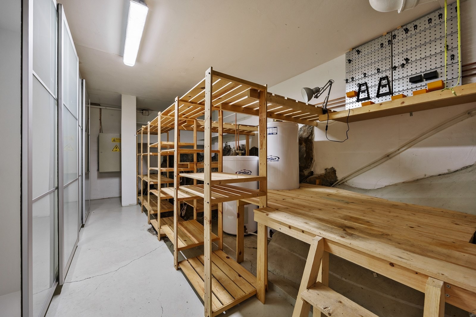 Innenfor vaskerom er det stor bod. Galleribilde