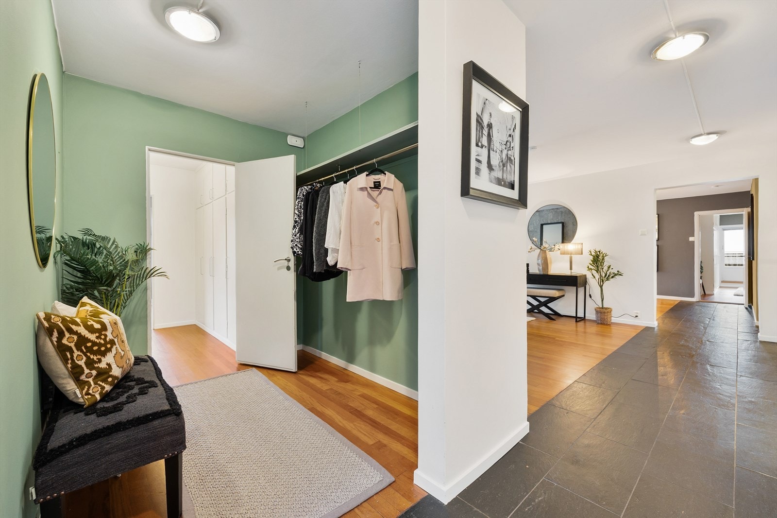 Hall med garderobeplass og adkomst til 2 soverom Galleribilde