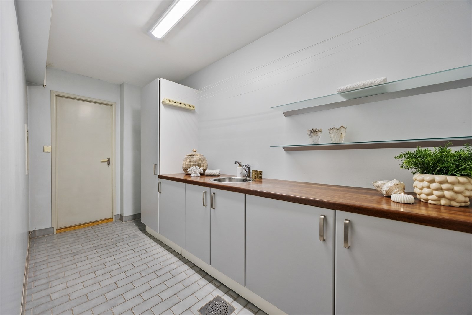 Vaskerom med inngang til stor bod Galleribilde