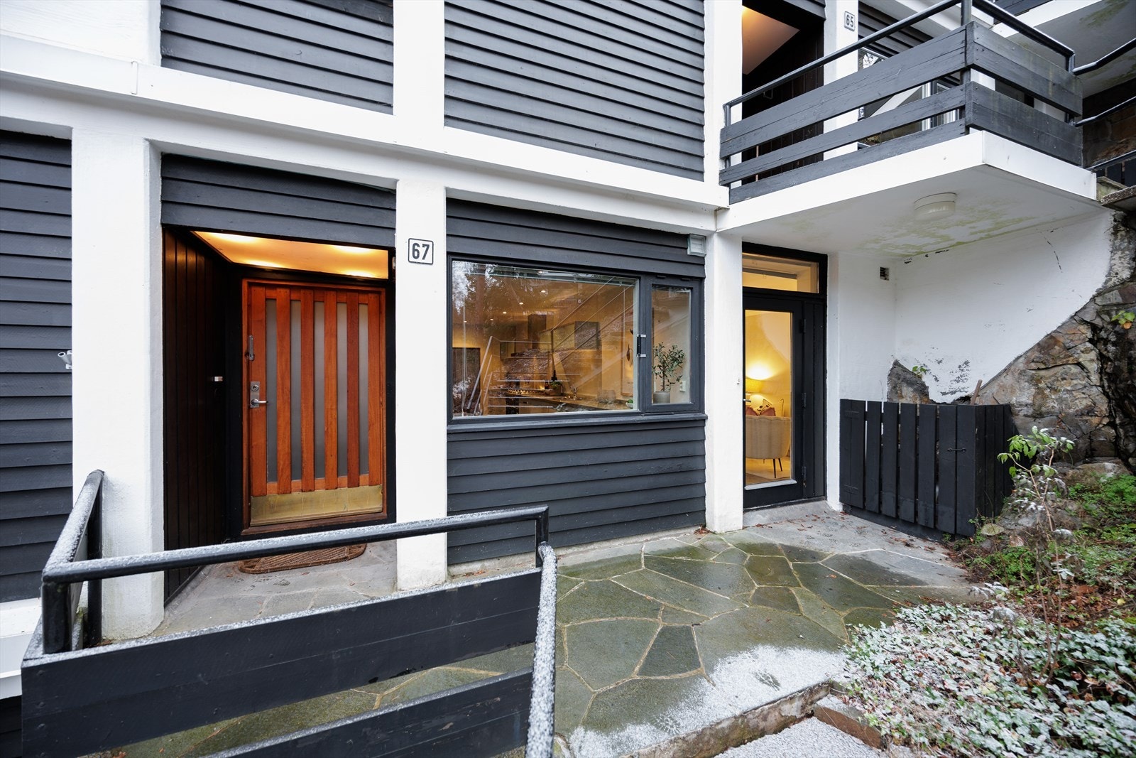 Egen inngang til hoveddelen og til høyre til hybel/hjemmekontor Galleribilde