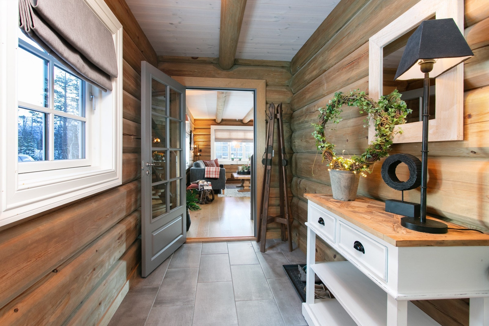 Fra entre/gang mot stue Galleribilde