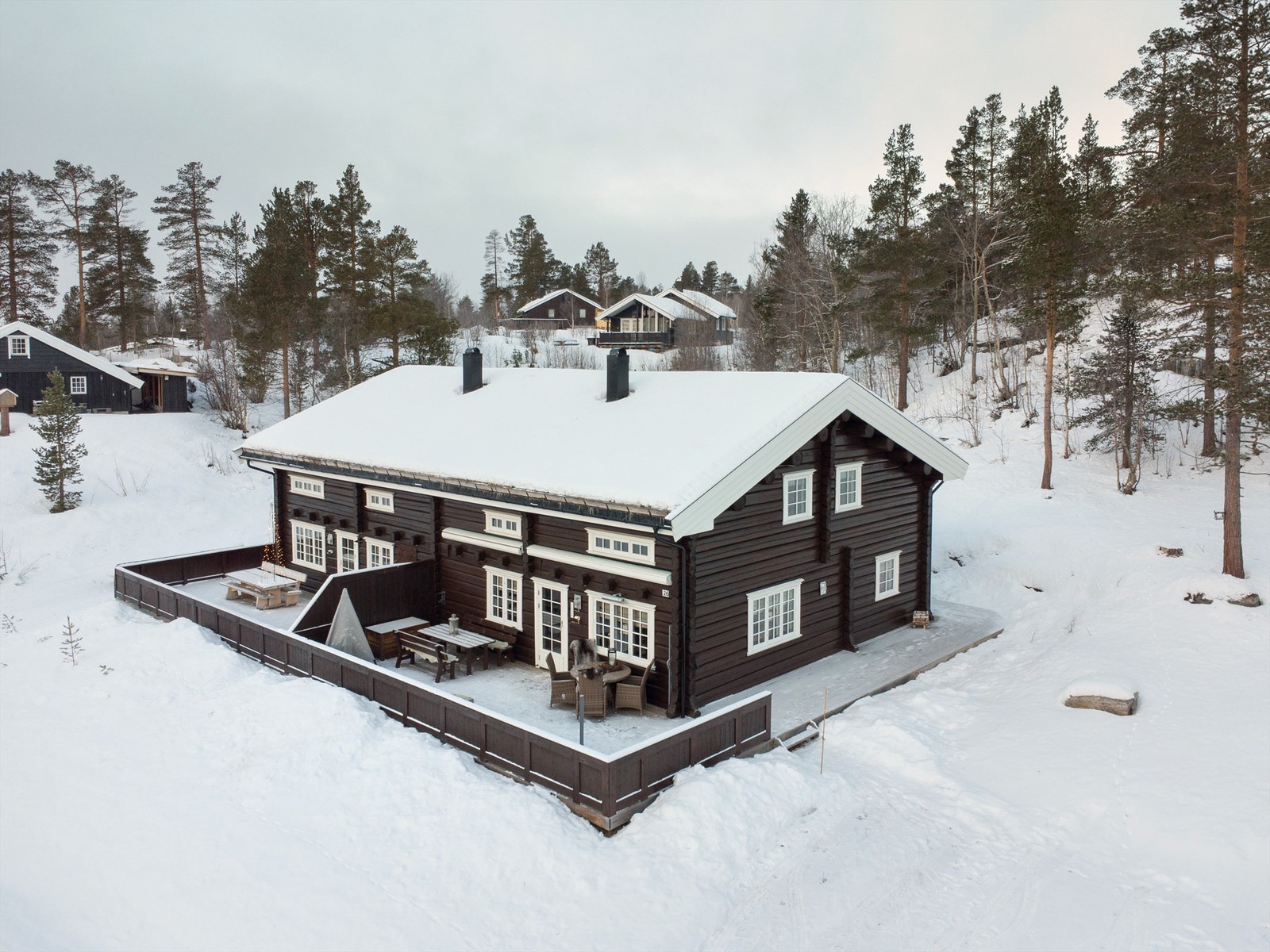 Velkommen til Guståsvegen 36, en flott påkostet innholdsrik og påkostet vertikaldelt fritdiseiendom beliggende i Nordre Morken hyttefelt - presentert av Eiendomsmegler Harald Osdal Galleribilde