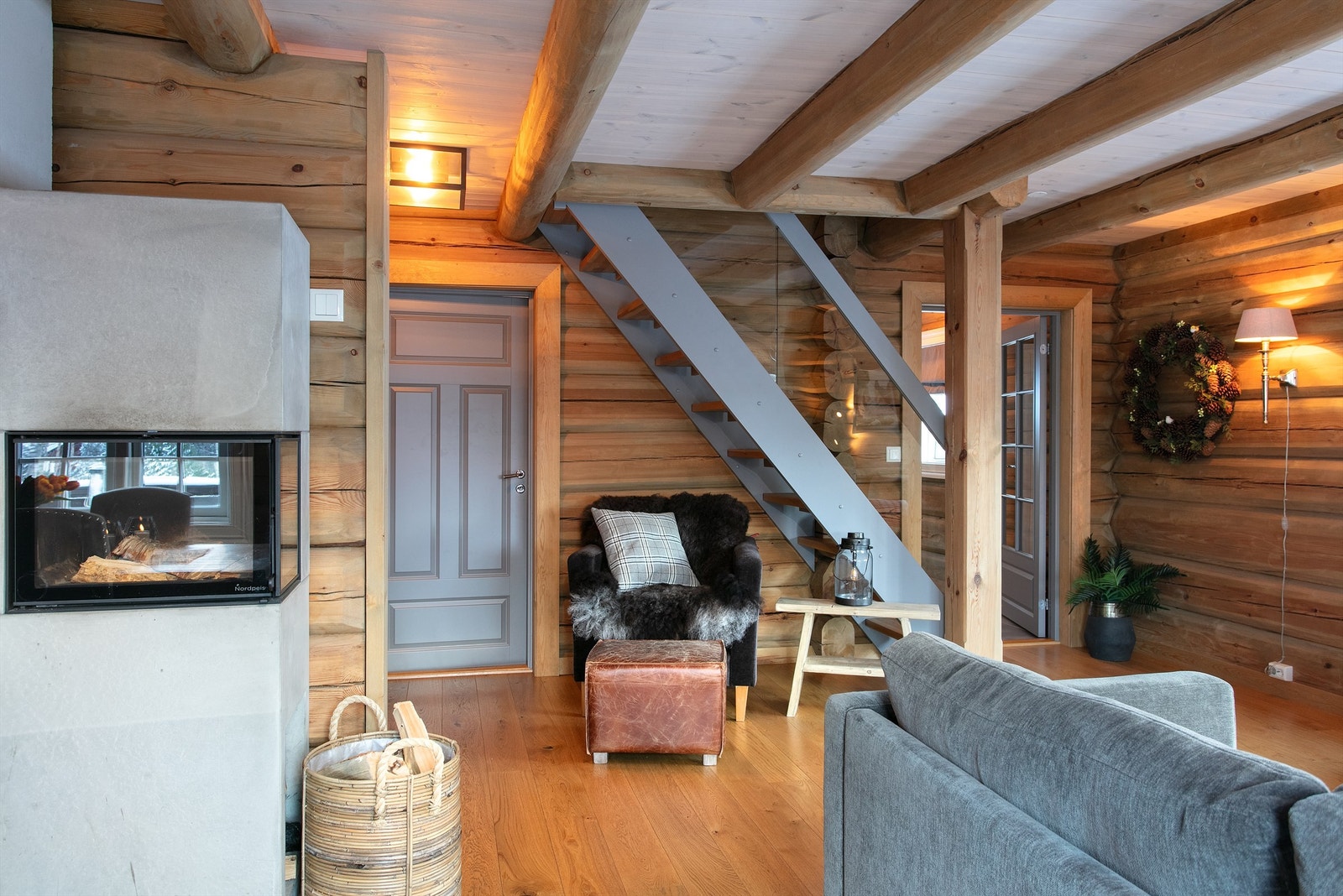 Det er flott peisovn med glassdør i stuen som gir en lyn og hyggelig atmosfære Galleribilde