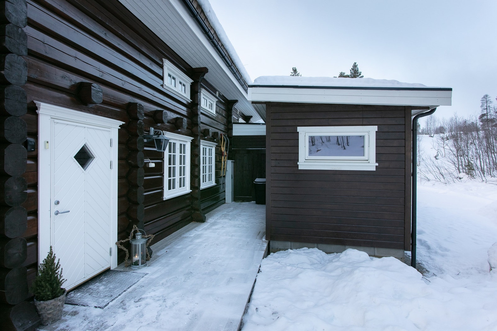 Det er oppført bod i tilknytning til inngangsparti Galleribilde