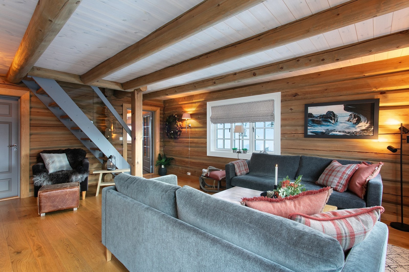 Trapp fra stue i hovedetasjen til loftsetasjen Galleribilde