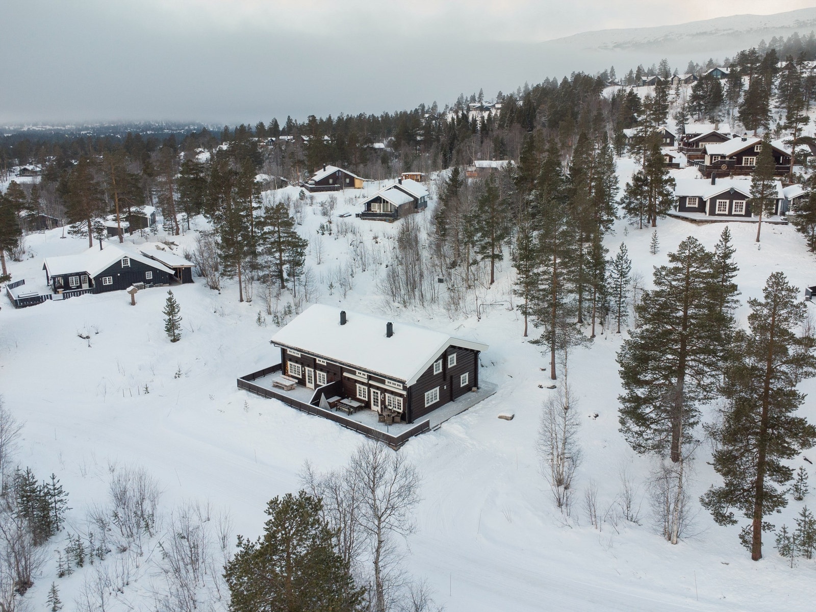 Dronebilde av eiendommen og nærområdet Galleribilde