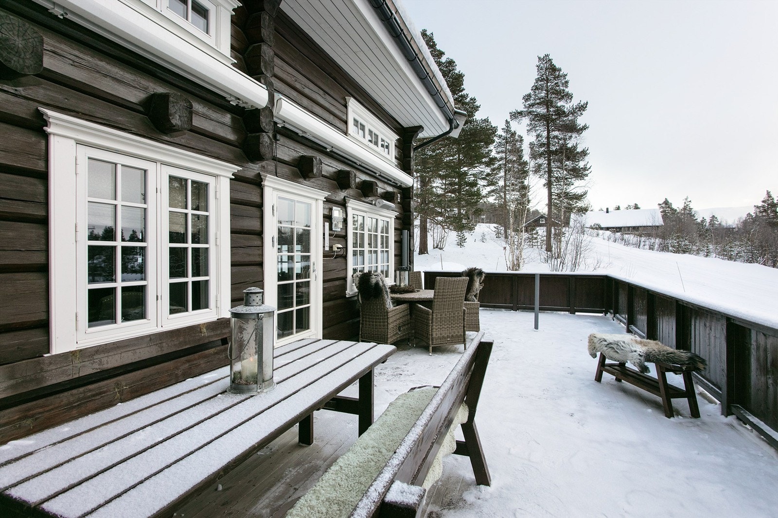 Det er montert markise over store deler av terrassen samt terrassevarme Galleribilde