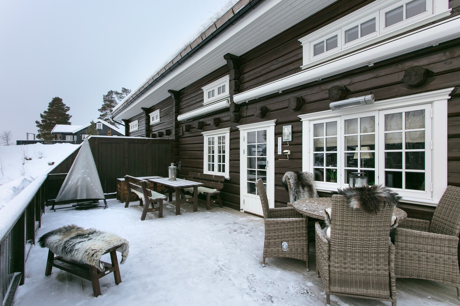 Stor markterrasse med god plass til flere soner og sitteplasser. Det er montert markiser over terrassen samt terrassevarmer Galleribilde