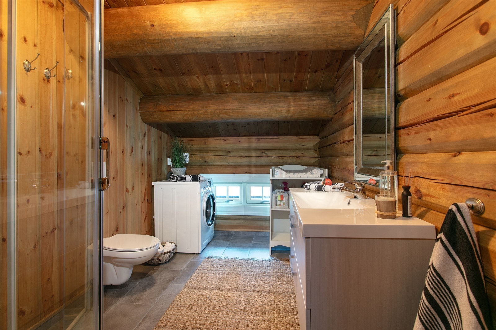 Bad i 2. etasje/loft med opplegg for vaskemaskin Galleribilde