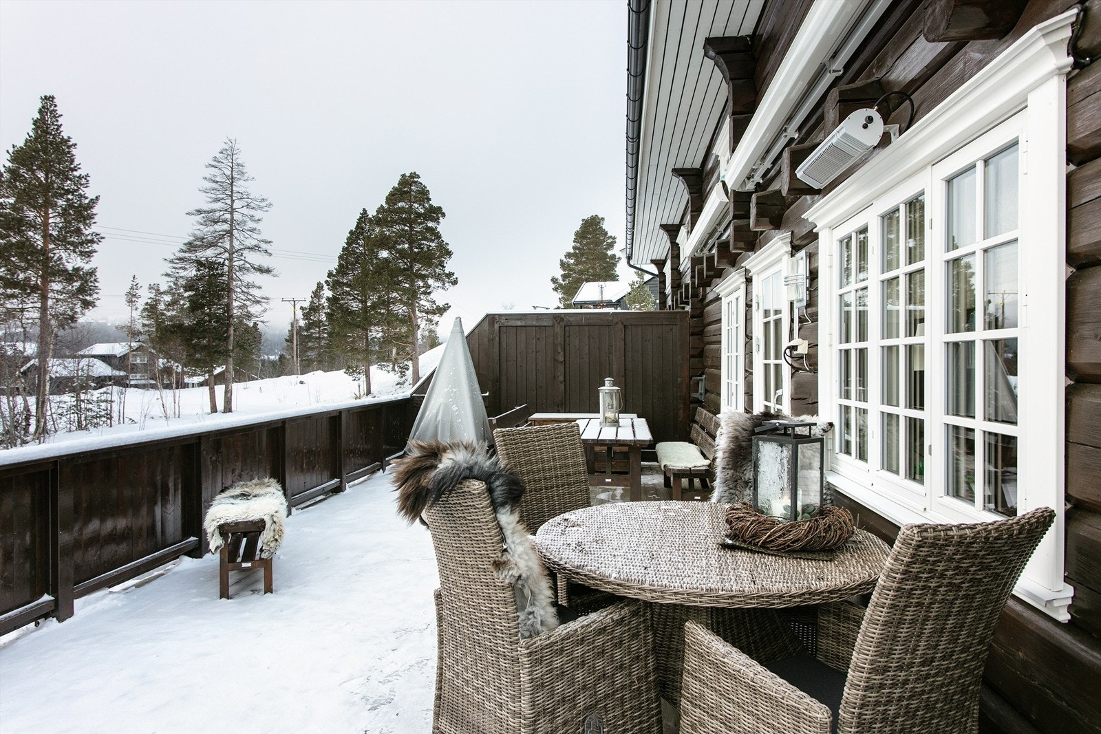 Stor terrasse på 78 kvm med god plass til flere soner og sitteplasser Galleribilde