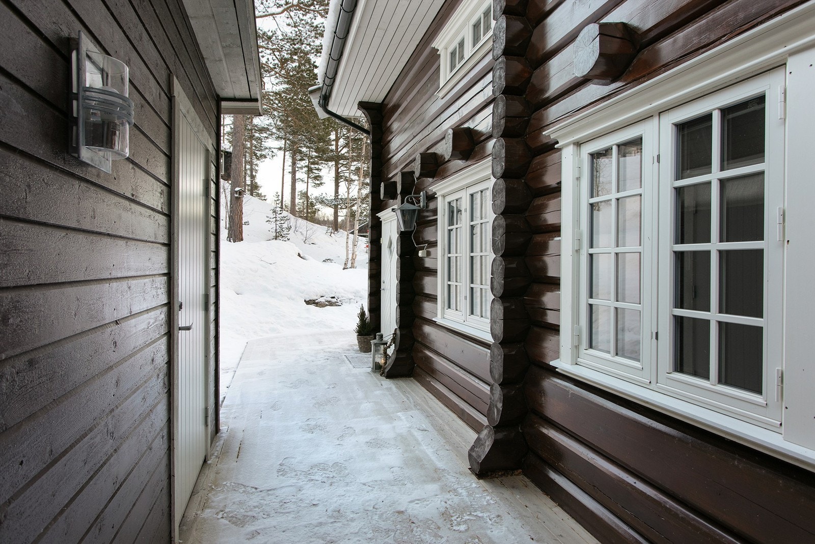 Inngangsparti til hytten mot nord Galleribilde