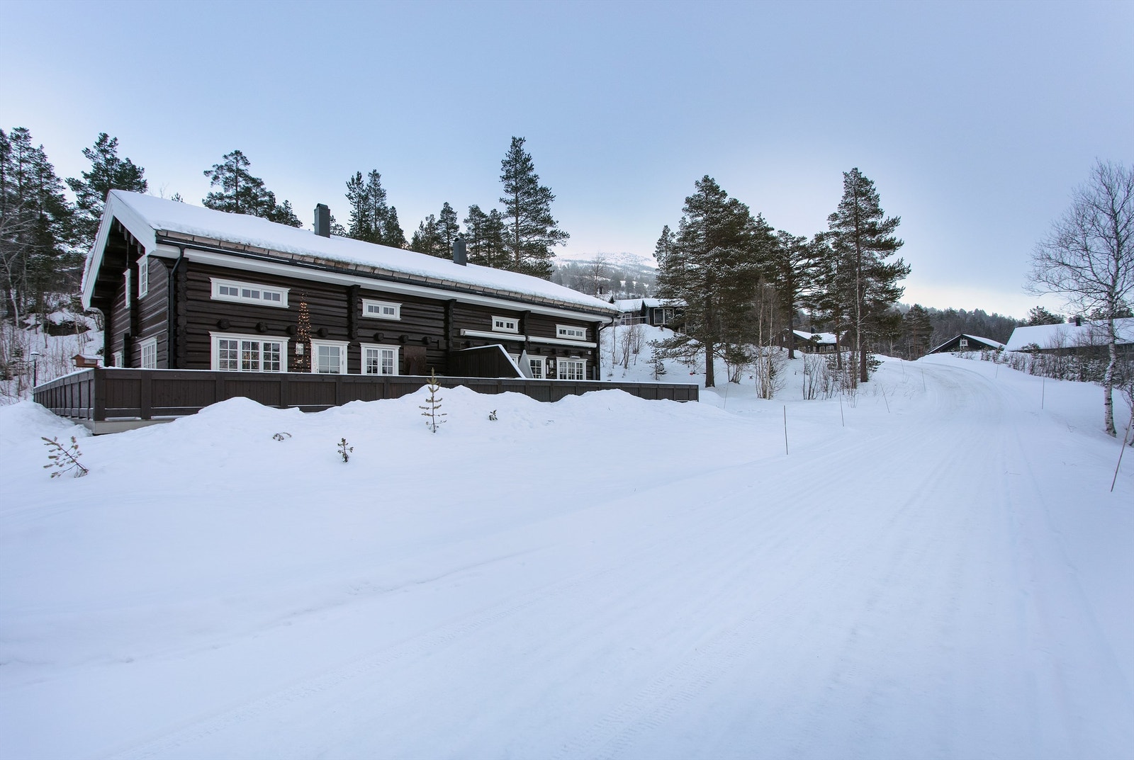 Fasade sett fra adkomstveg, Guståsvegen Galleribilde