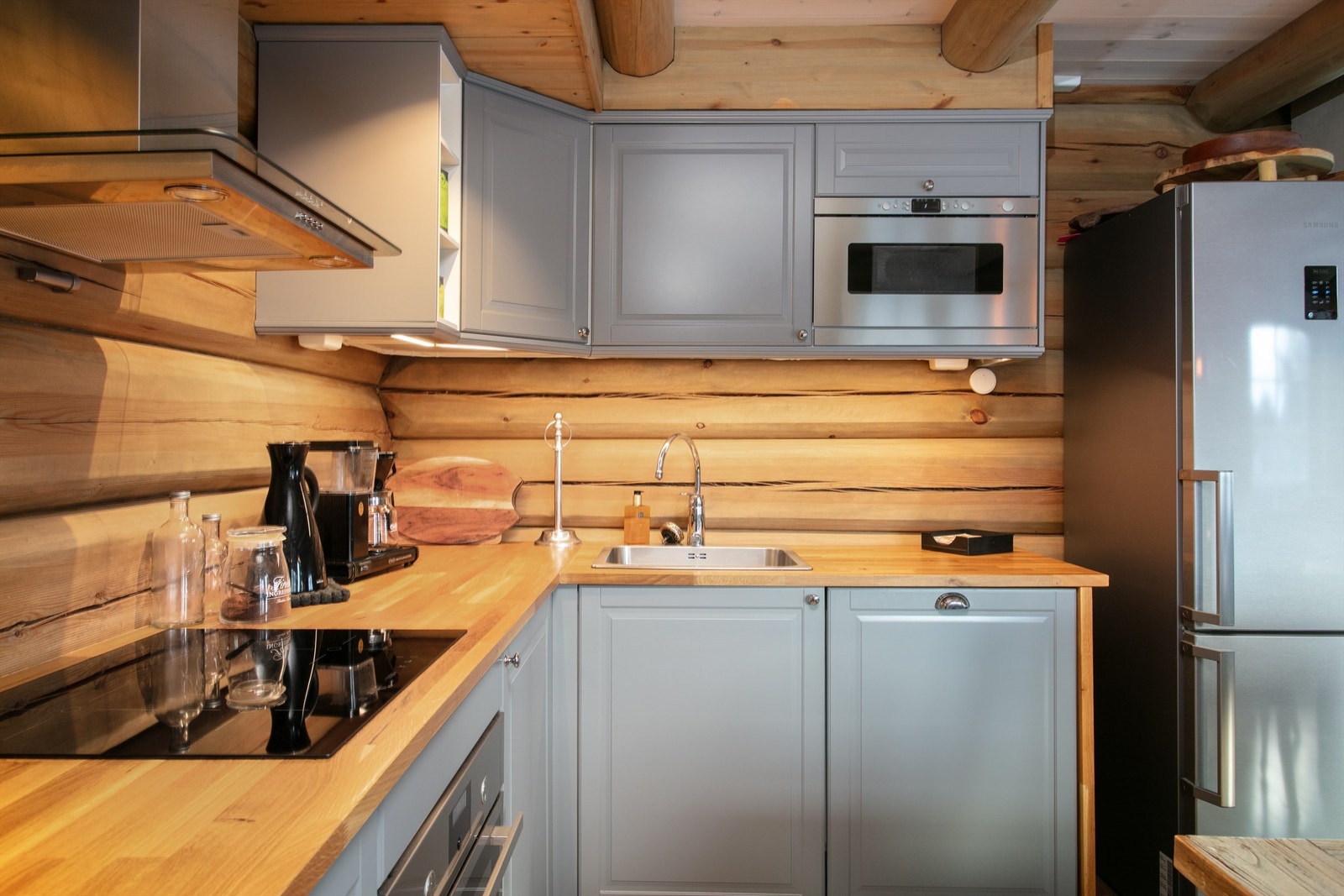 Kjøkkenet har frittstående kjøl/fryseskap, oppvaskmaskin, platetopp, micro, stekeovn, vannstoppsystem og komfyrvakt. Kjøkkenventilator med avtrekk ut Galleribilde