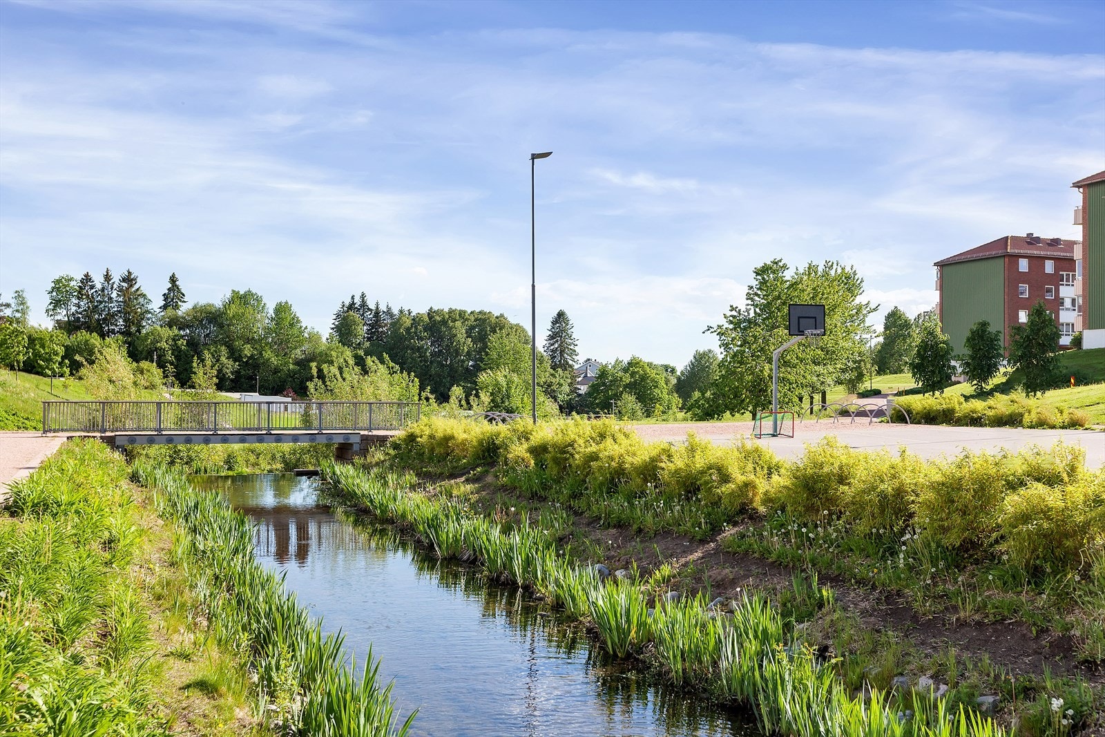 Det er godt aktivitetstilbud i nærområdet med fotballbane, ballbinger, lekeplasser, skøytebane, svømmehall, badevann og tennisanlegg. Galleribilde