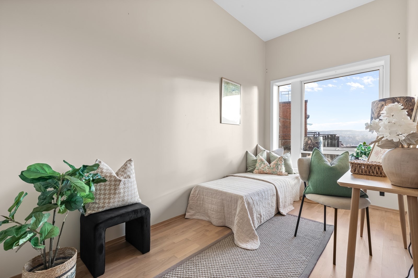 Det andre soverommet har god plass til seng og tilhørende møbler. Galleribilde