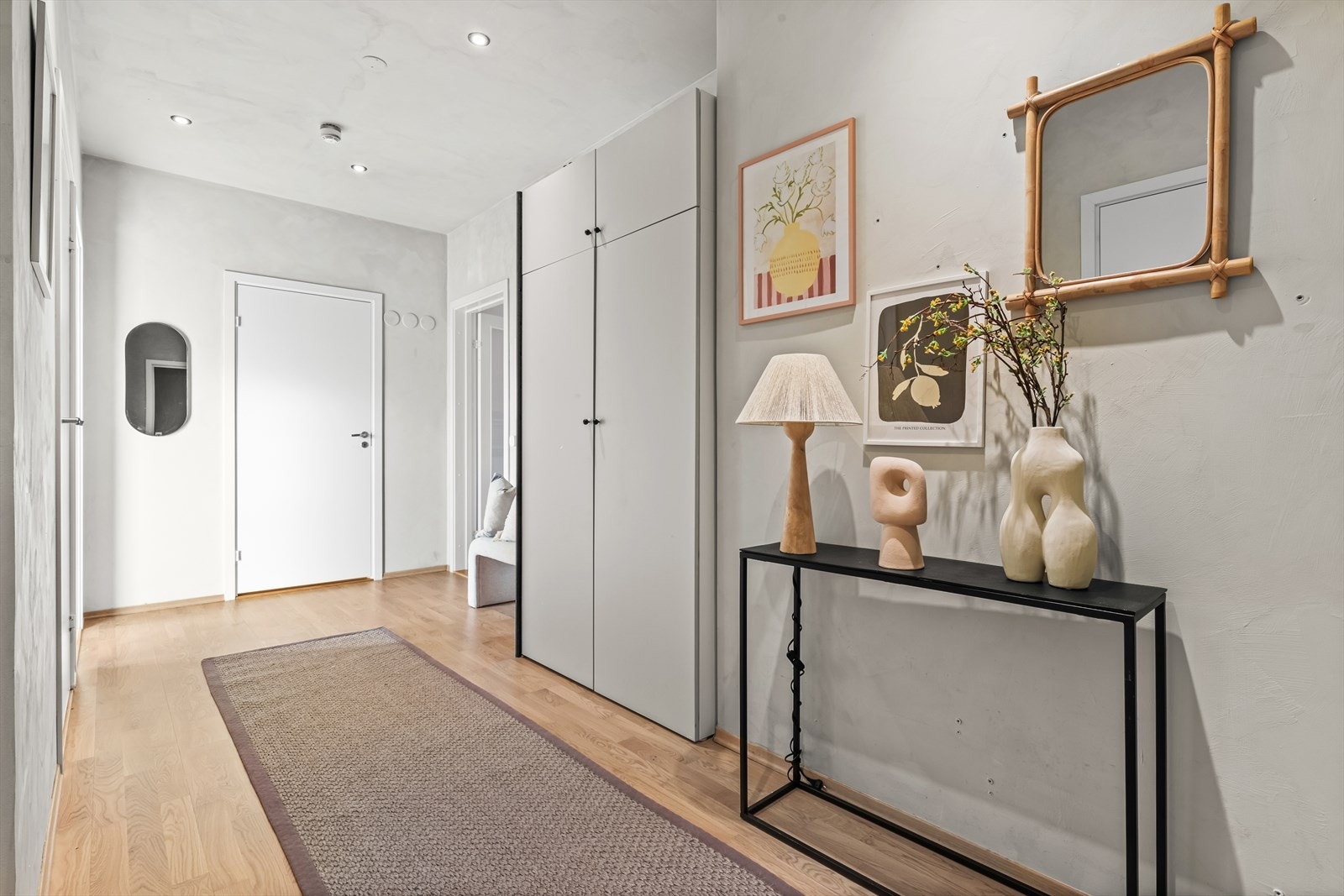 Lys og delikat entré/gang med god plass til å henge fra seg i medfølgende garderobeskap. Galleribilde