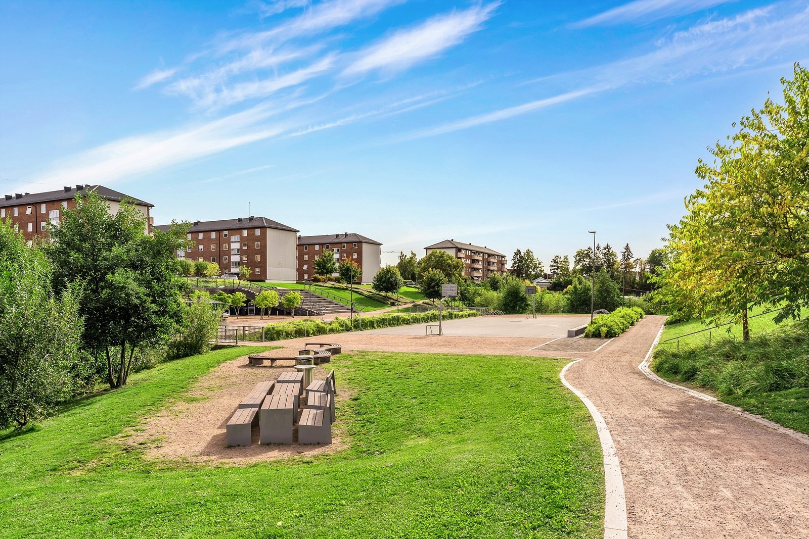 Bjerkedalen park - Her finner man blant annet av ballplasser, skøyteis, akebakker, sittegrupper, griller, benker og barnehage. Galleribilde