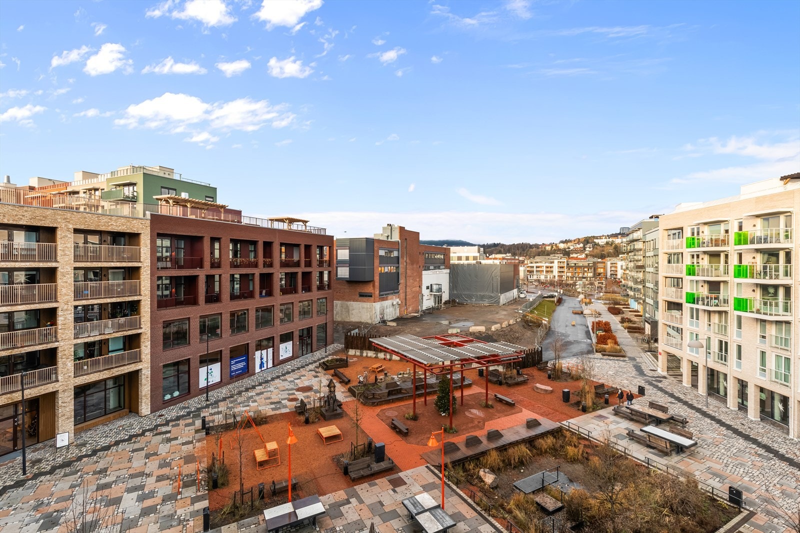 Fra balkongen har du utsikt til torget som kommer til å være en nydelig møteplass for beboerne i området. Galleribilde